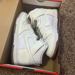 WOMEN'S NIKE DUNK HIGH RETRO
CASUAL SHOES SIZE 7.5 WOMENS